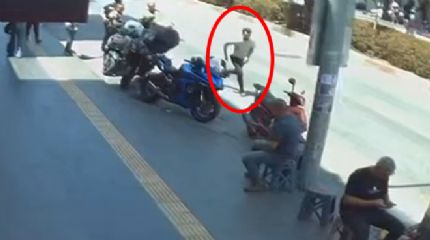 Antalya'da polisin durdurduğu sürücü, arkadaşını ve motosikletini bırakıp kaçtı